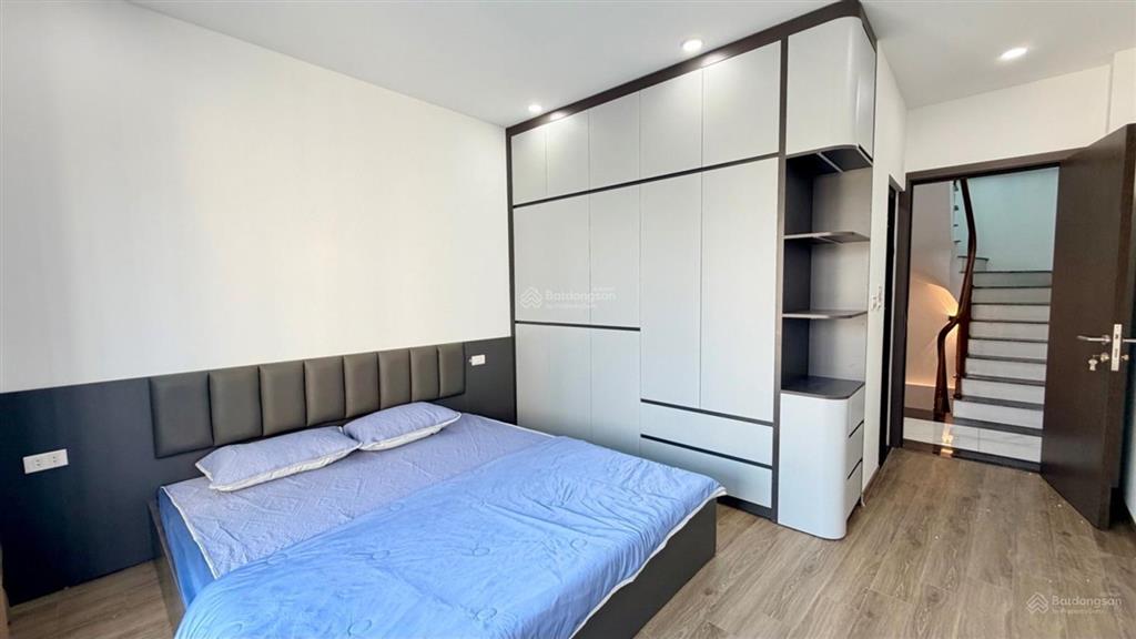 Nhà mới thang máy full nội thất xịn xò phúc lợi, long biên