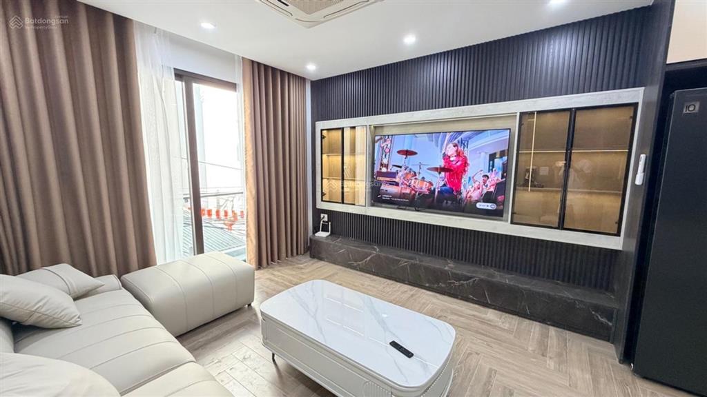 Nhà mới thang máy full nội thất xịn xò phúc lợi, long biên