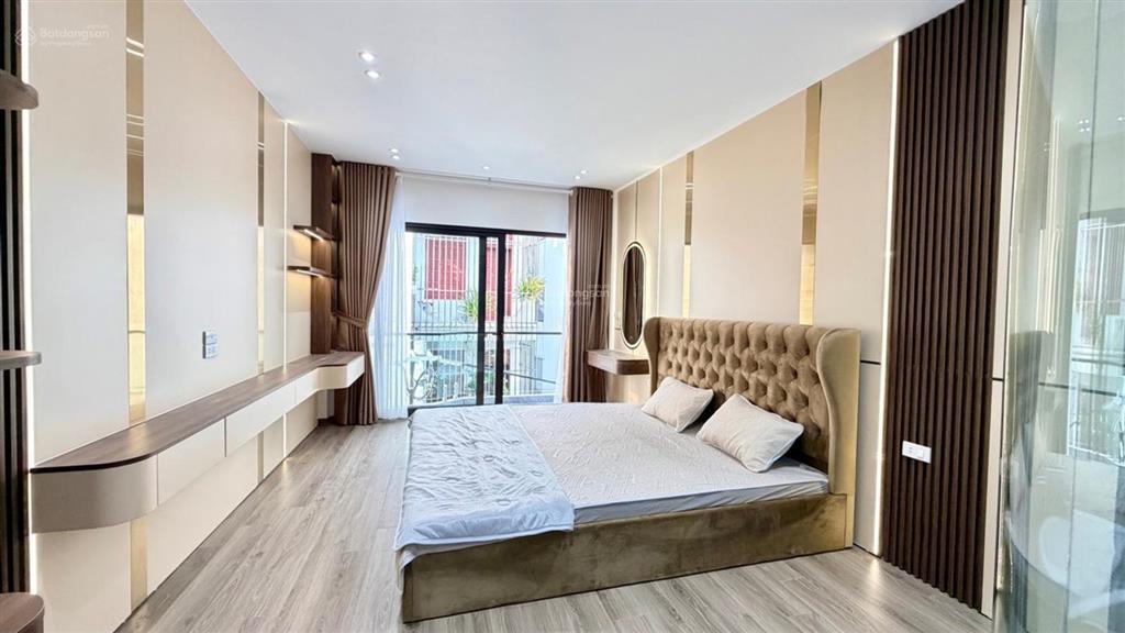 Nhà mới thang máy full nội thất xịn xò phúc lợi, long biên