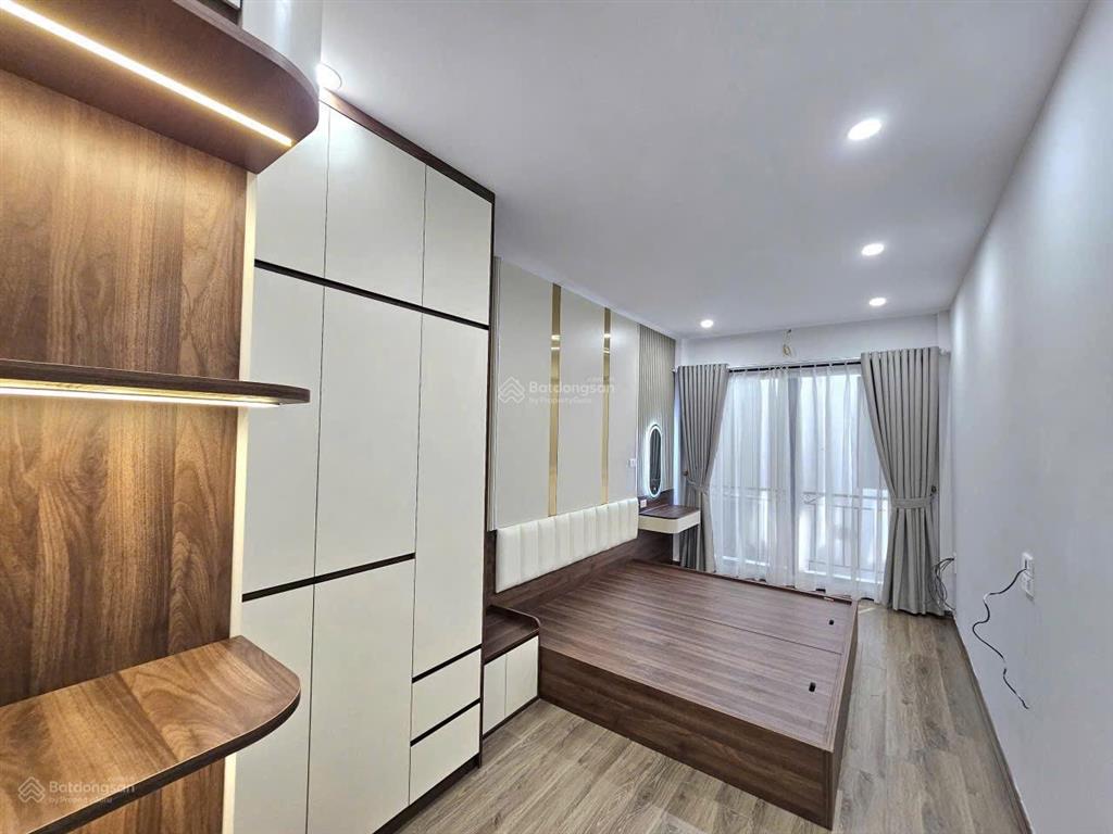 Giang biên nhà thang máy, full nội thất chỉ 6,4 tỷ!