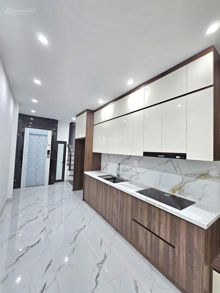 Giang biên nhà thang máy, full nội thất chỉ 6,4 tỷ!