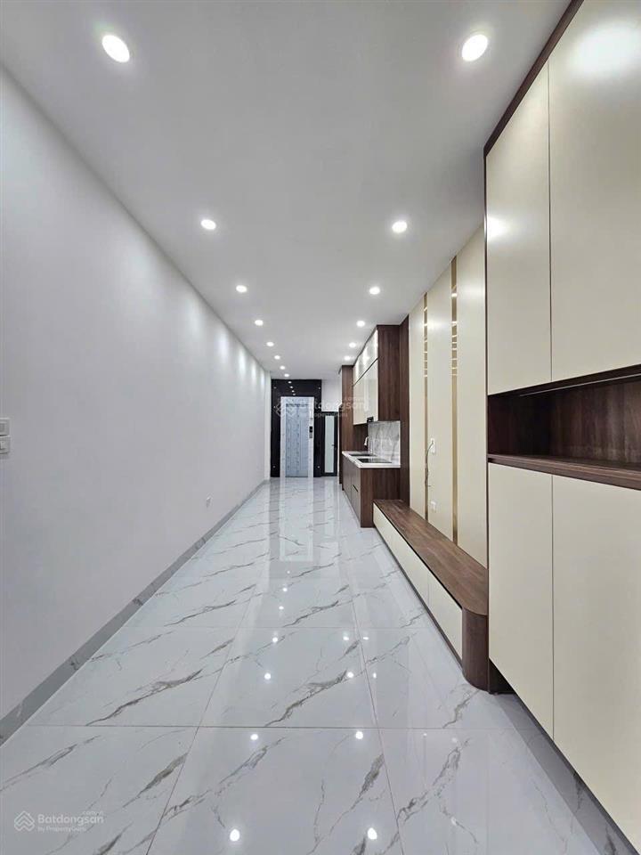 Giang biên nhà thang máy, full nội thất chỉ 6,4 tỷ!