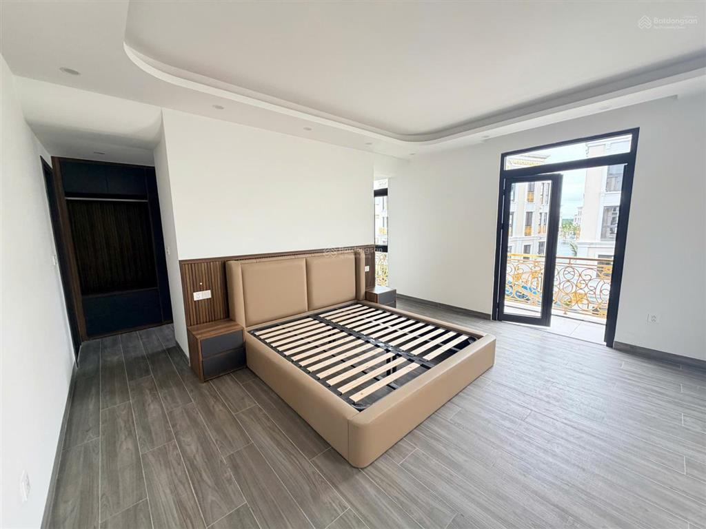 Cho thuê nguyên căn biệt thự song lập đảo hoàng gia