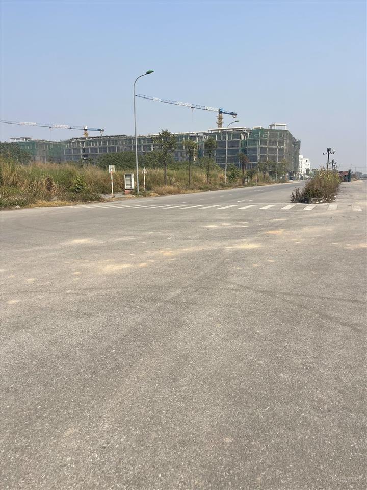 Đất dịch vụ tây tựu  mặt đường 24m, giá chỉ 17x triệu/m²!