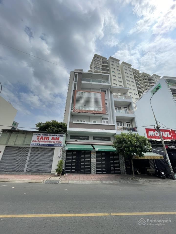 Cho thuê nhà mt đường chợ lớn, khu bình phú, 8x15m, có thang máy, giá 70 triệu/tháng.