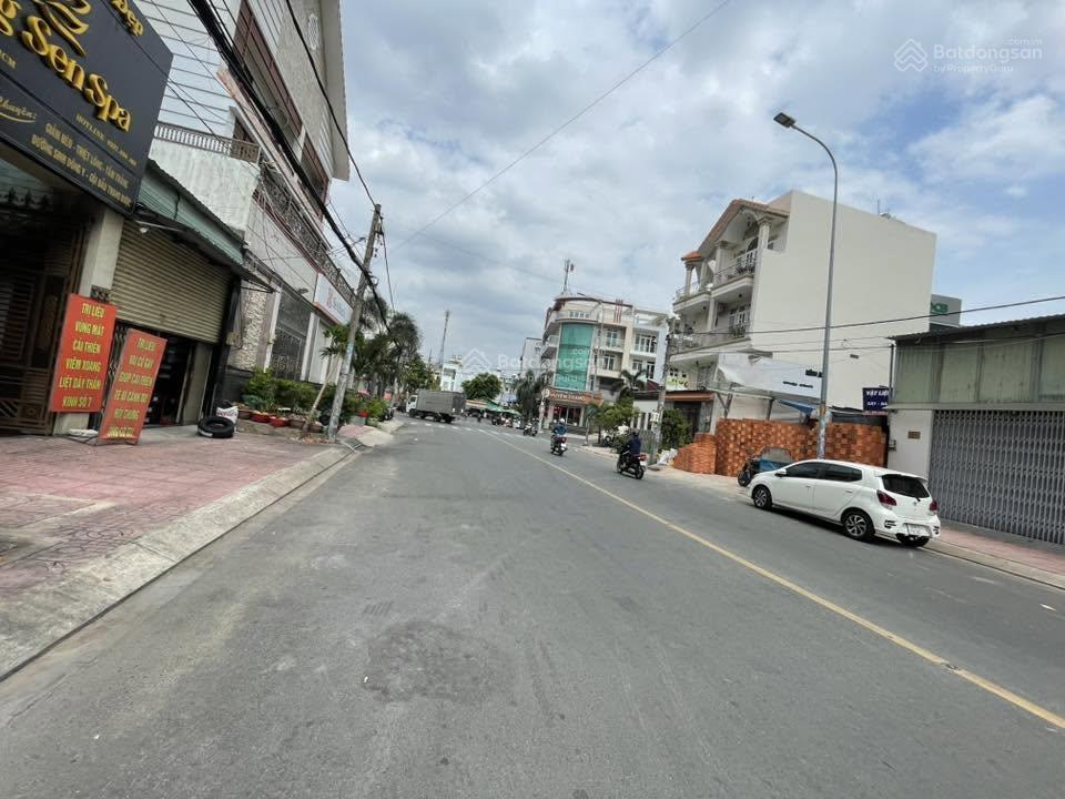 Cho thuê nhà mt đường chợ lớn, khu bình phú, 8x15m, có thang máy, giá 70 triệu/tháng.