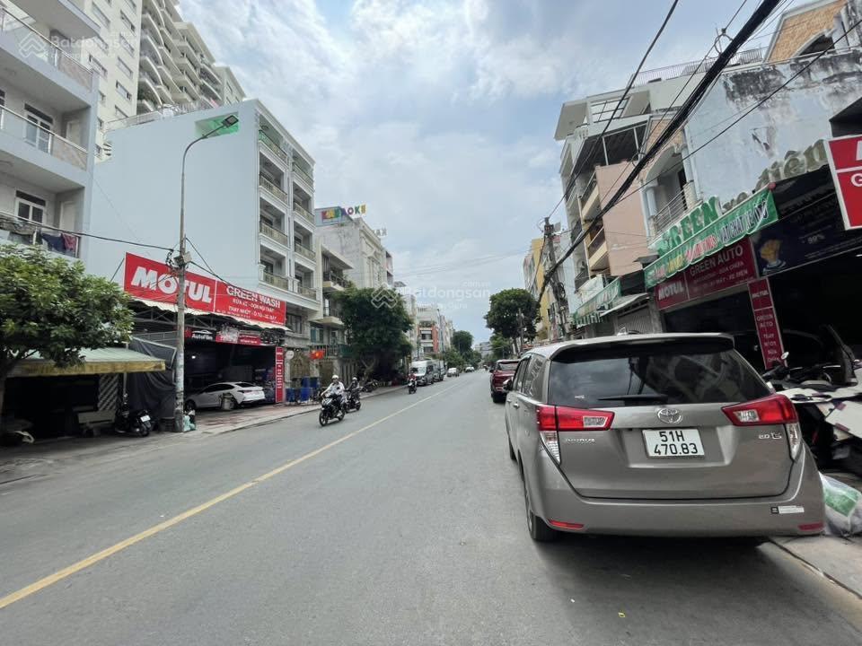 Cho thuê nhà mt đường chợ lớn, khu bình phú, 8x15m, có thang máy, giá 70 triệu/tháng.