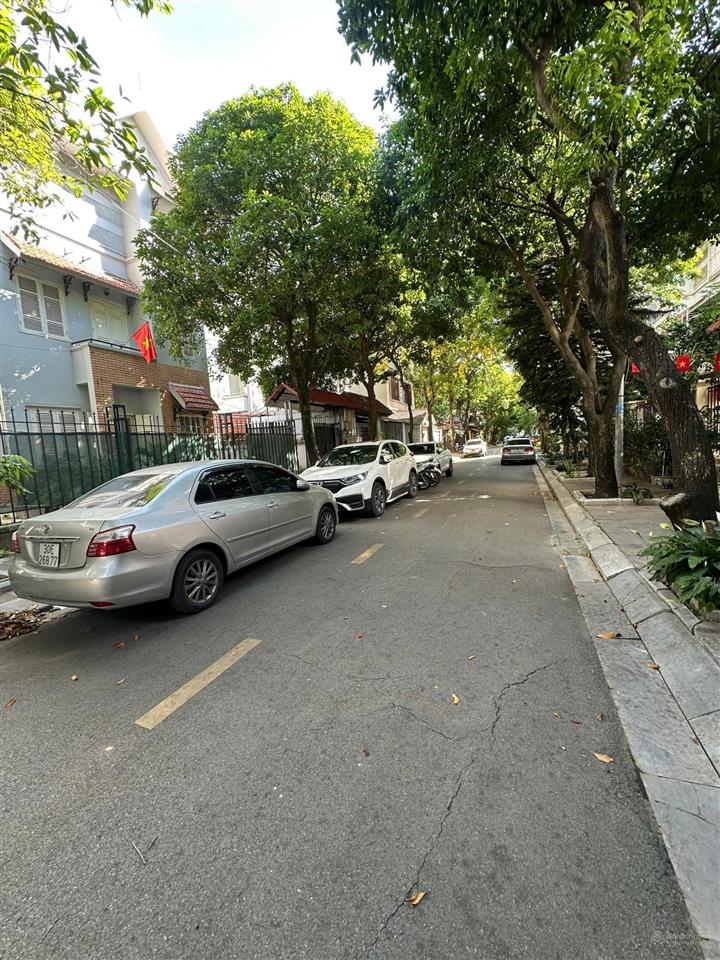 Cho thuê biệt thự trần kim xuyến 200m2, xây 4 tầng oto đỗ cửa