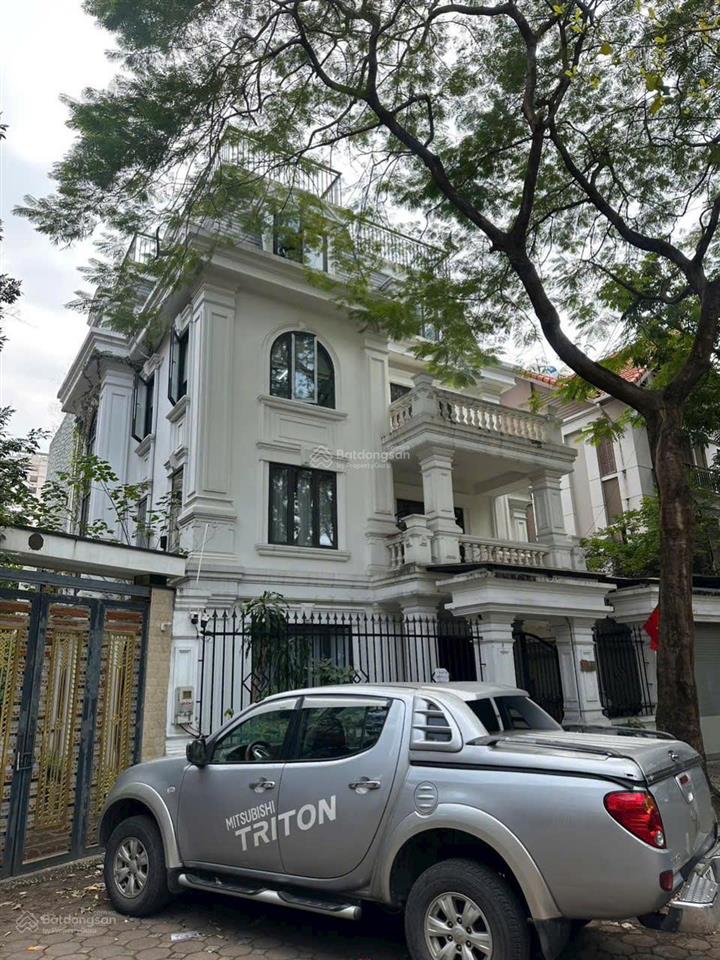 Tôi cho thuê biệt thự dịch vọng cầu giấy (250m2) 4 tầng, 1 hầm xe đỗ thoải mái