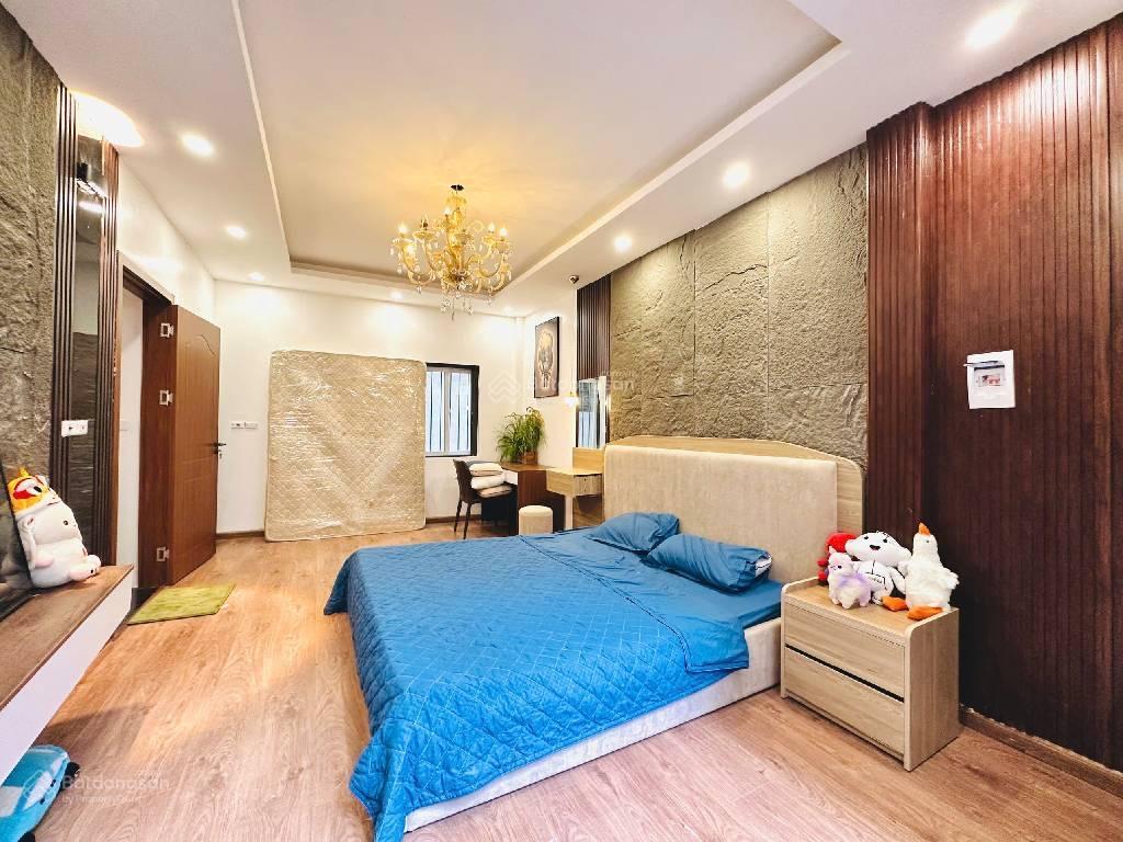 Bán nhà , ô tô vào nhà, 3 tầng, chỉ nhỉnh 11 tỷ, lõi phố.