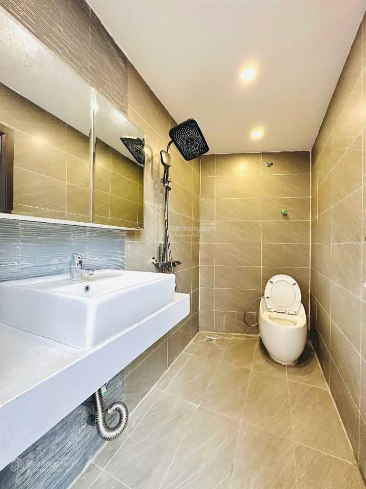 Bán nhà , ô tô vào nhà, 3 tầng, chỉ nhỉnh 11 tỷ, lõi phố.