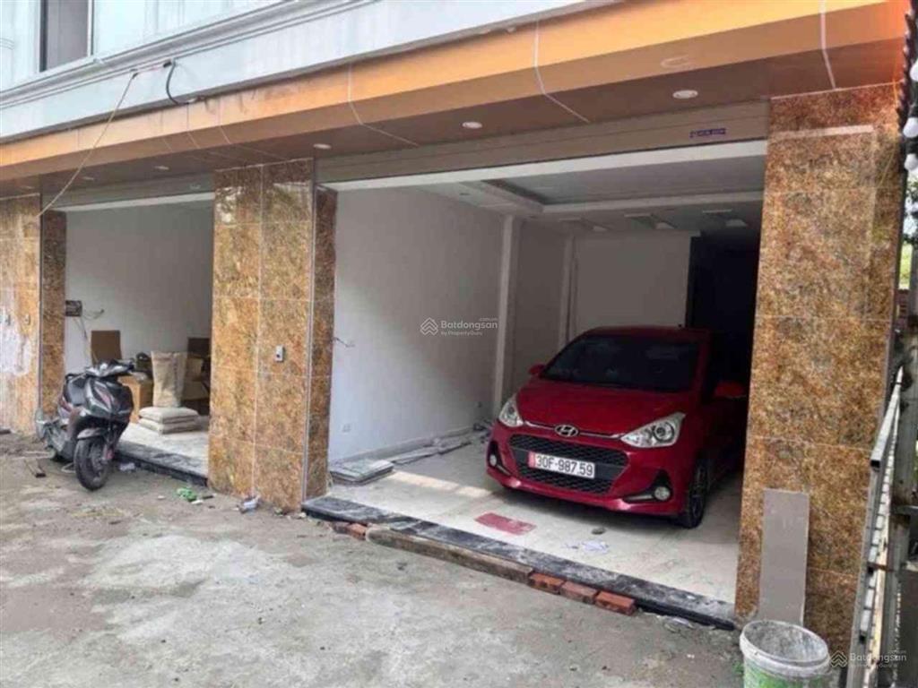 Nhà mới 5 tầng thang máy, ô tô 7 chỗ vào nhà, trung tâm phố.