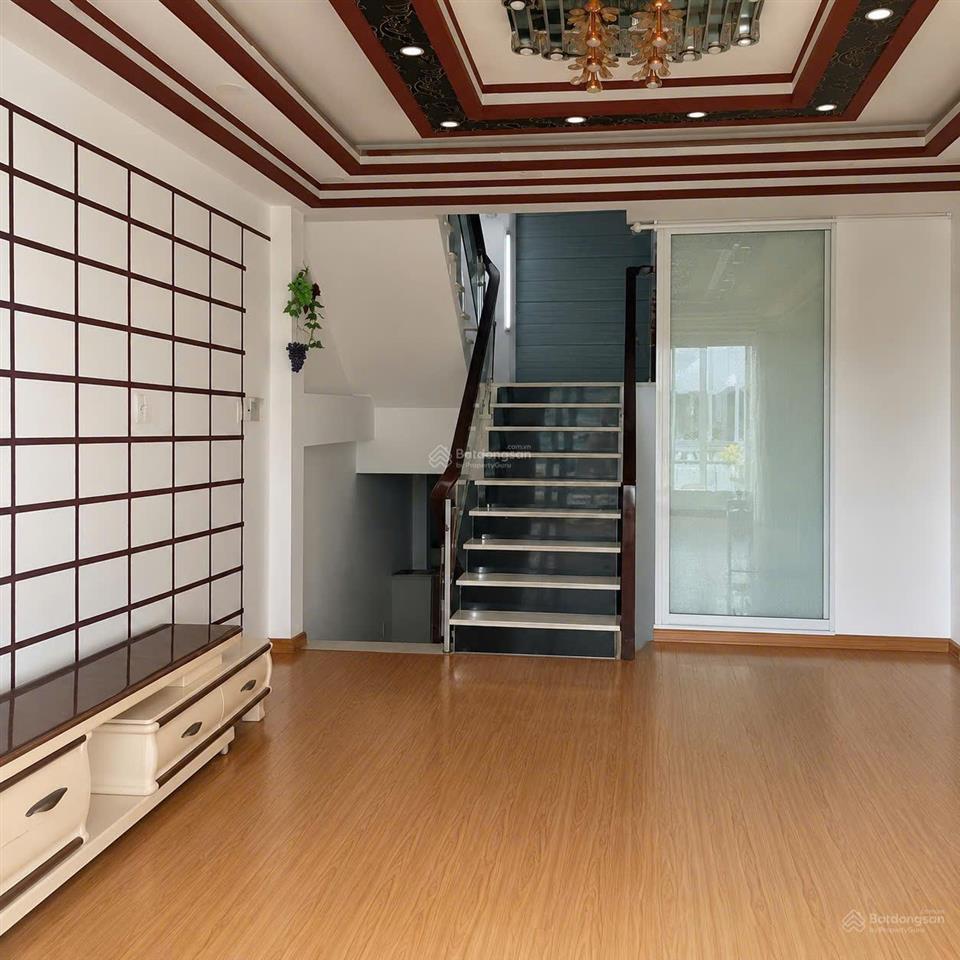 Cho thuê nhà cạnh cầu phú xuân, giá 15 triệu, xe hơi ngủ nhà được