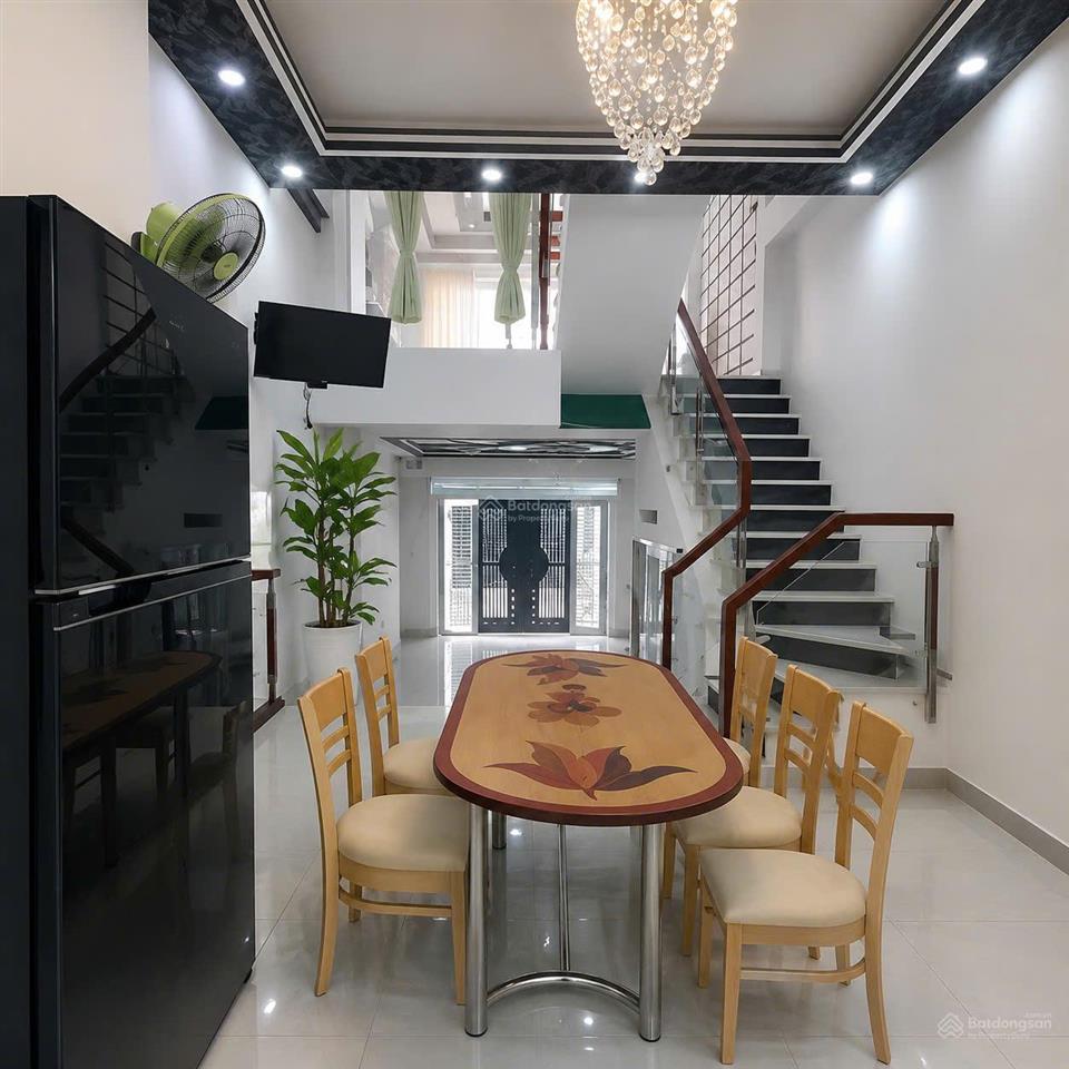 Cho thuê nhà cạnh cầu phú xuân, giá 15 triệu, xe hơi ngủ nhà được