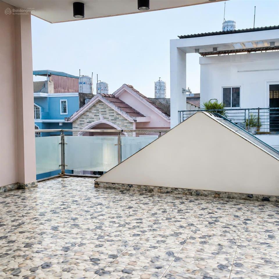 Cho thuê nhà cạnh cầu phú xuân, giá 15 triệu, xe hơi ngủ nhà được
