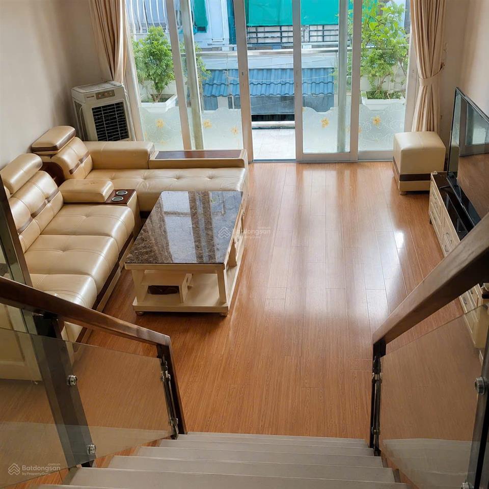 Cho thuê nhà cạnh cầu phú xuân, giá 15 triệu, xe hơi ngủ nhà được