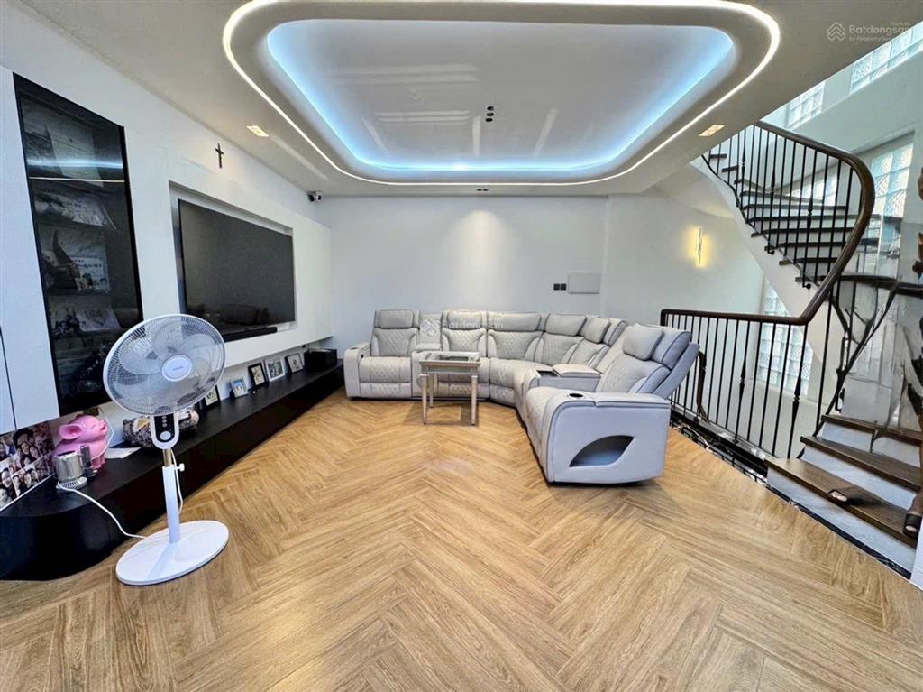Cho thuê nhà 8x10m, 4pn5wc ở, dọn vào ở ngay, giá 17.9 triệu, sẵn nội thất, ô tô đậu cửa nhà