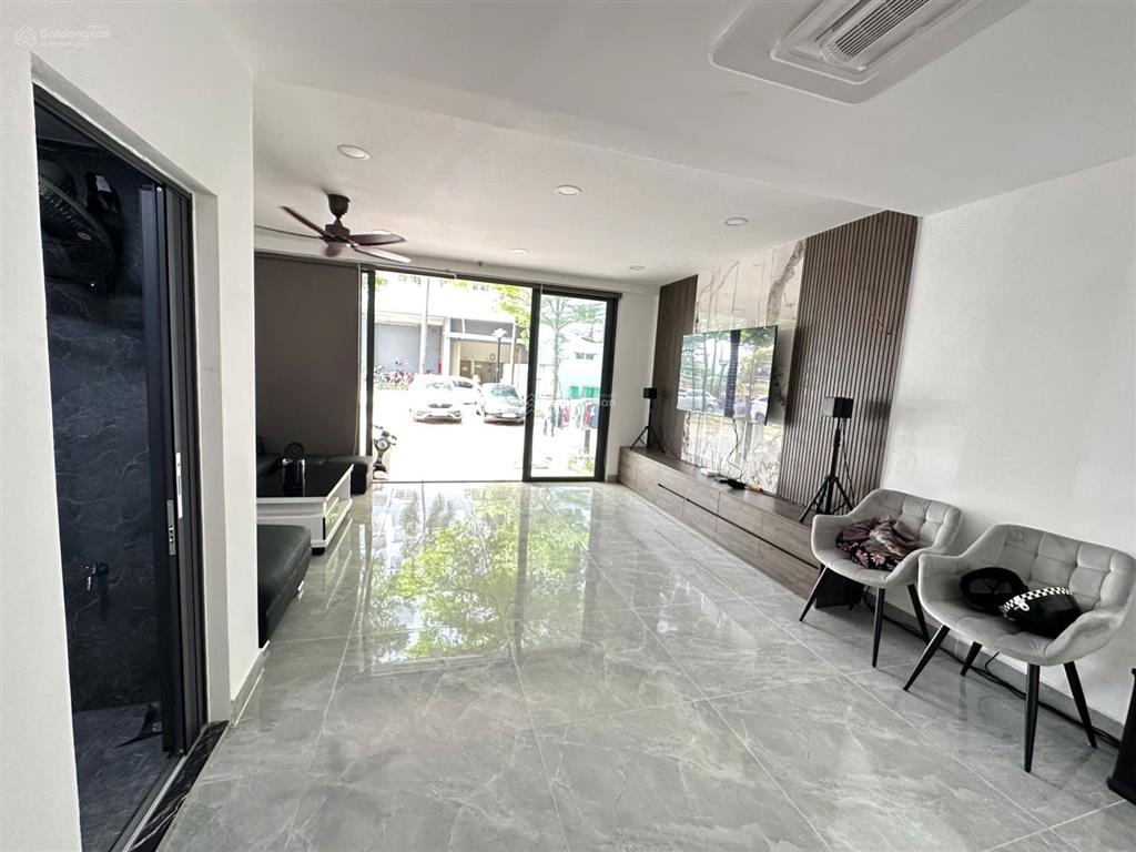 Về quê bán gấp căn shophouse vị trí đắc địa tại ehomes, vừa ở vừa kinh doanh, để lại full nội thất
