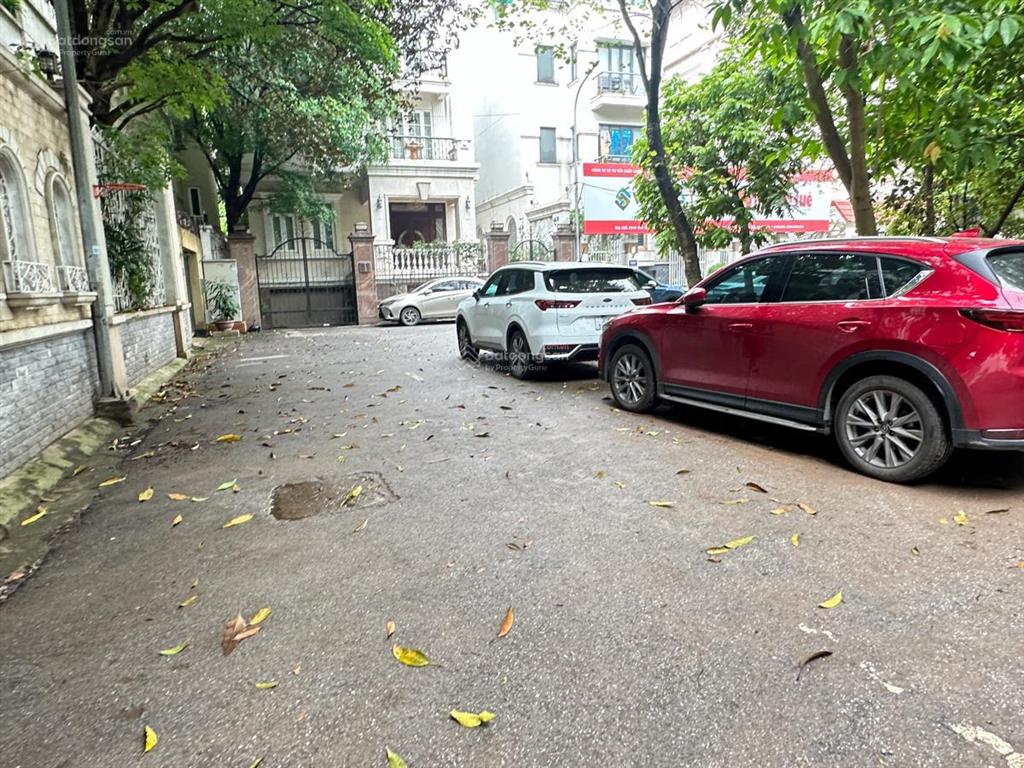Bán gấp biệt thự vườn đào, tây hồ. 203m 4 tầng, mặt tiền 15m , giá 127 tỷ, khu vip nhất vườn đào.