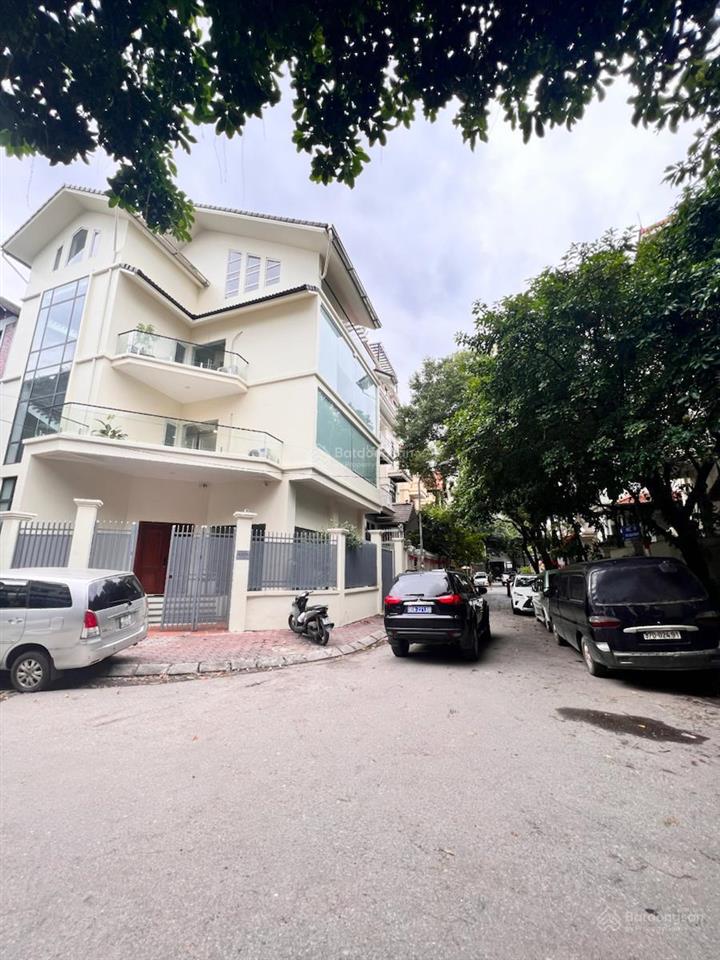 Bán gấp biệt thự cầu giấy, lô góc 185m 5 tầng, mặt tiền 25m , giá 83 tỷ