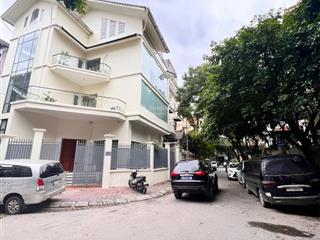 Bán gấp biệt thự cầu giấy, lô góc 185m 5 tầng, mặt tiền 25m , giá 85 tỷ.