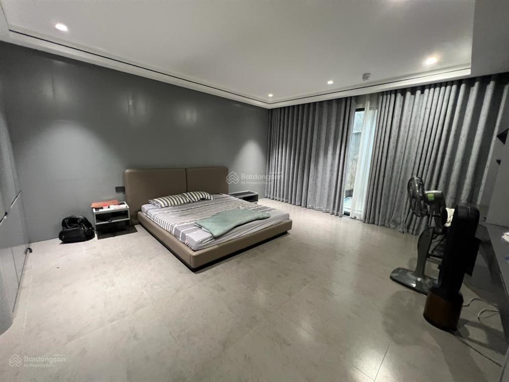 Bán gấp nhà trung tâm ba đình , ô tô ngủ trong nhà. 97m, 5 tầng, mặt tiền 5,4m, giá 35 tỷ.