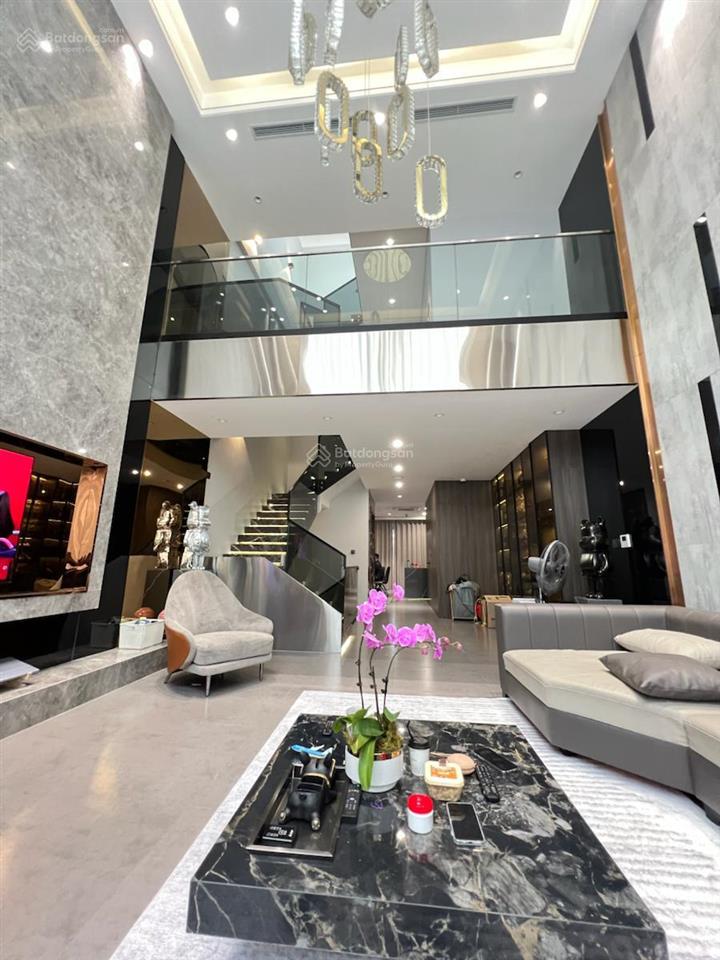 Bán gấp nhà trung tâm ba đình , ô tô ngủ trong nhà. 97m, 5 tầng, mặt tiền 5,4m, giá 35 tỷ.