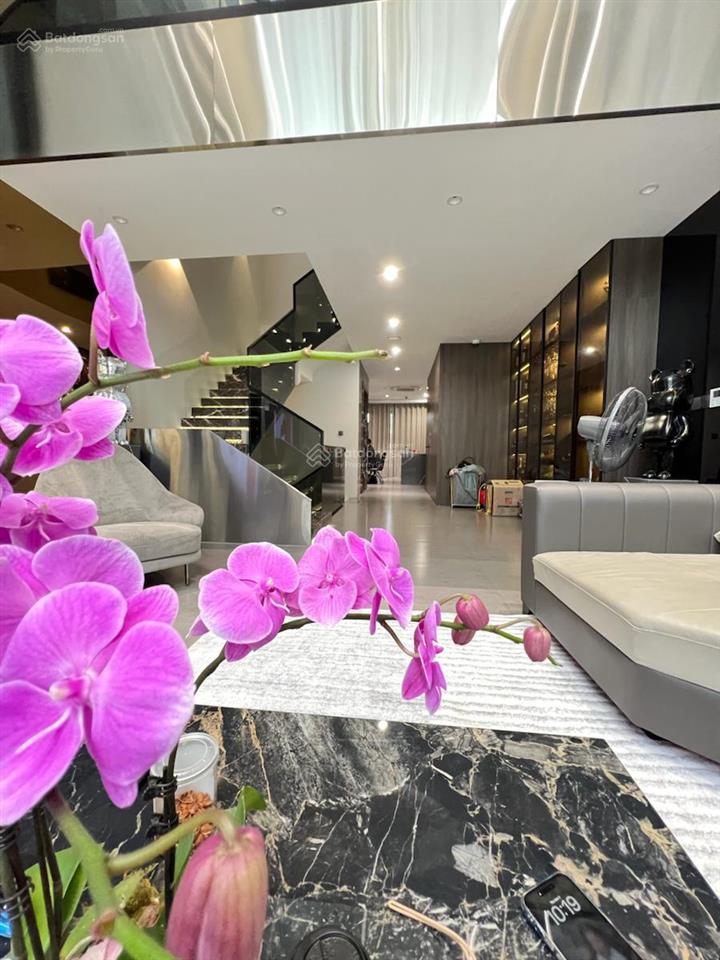 Bán gấp nhà trung tâm ba đình , ô tô ngủ trong nhà. 97m, 5 tầng, mặt tiền 5,4m, giá 35 tỷ.