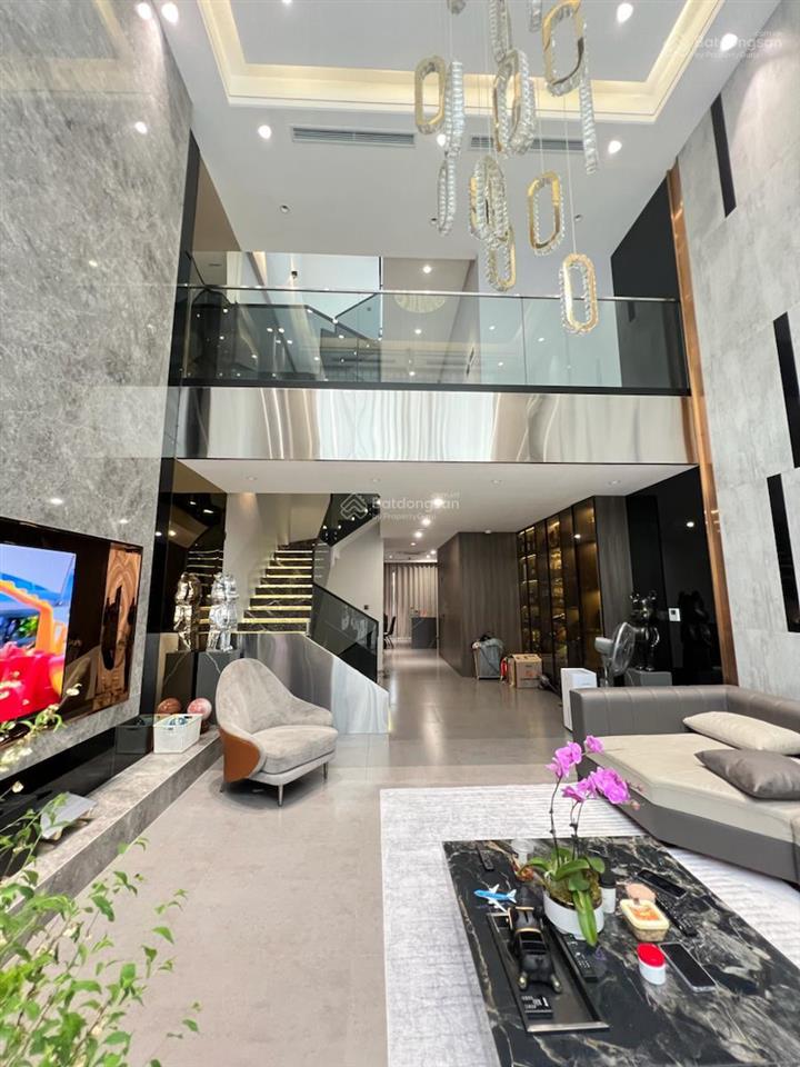 Bán gấp nhà trung tâm ba đình , ô tô ngủ trong nhà. 97m, 5 tầng, mặt tiền 5,4m, giá 35 tỷ.