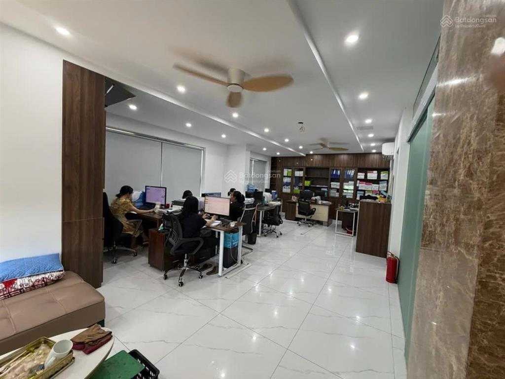 Gấp lô góc kinh doanh , thang máy khu hoàng thành , mỗ lao hà đông. 155m 5 tầng, mt 20m , giá 62 tỷ