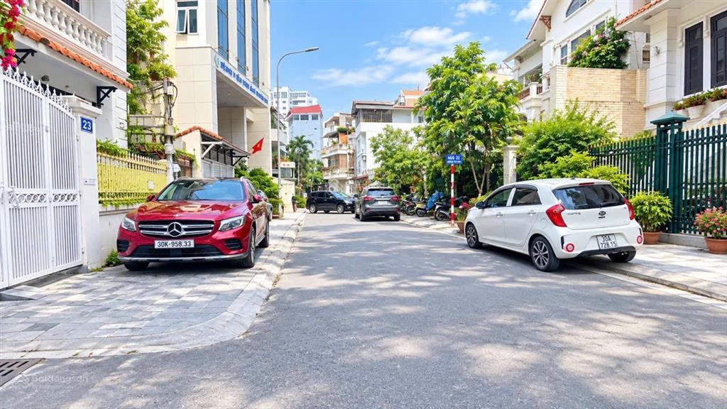Bán nhà phân lô ô tô tránh lạc long quân tây hồ. dt 81m mt 4.5m, 2 thoáng trước sau cạnh quận ủy