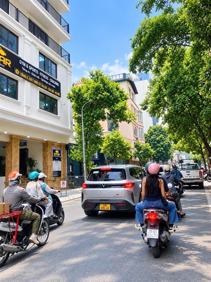 Nhà mới mặt phố tô ngọc vân , 137m2 , mặt tiền 7m , 8 tầng full nội thất vỉa hè rộng , view hồ tây