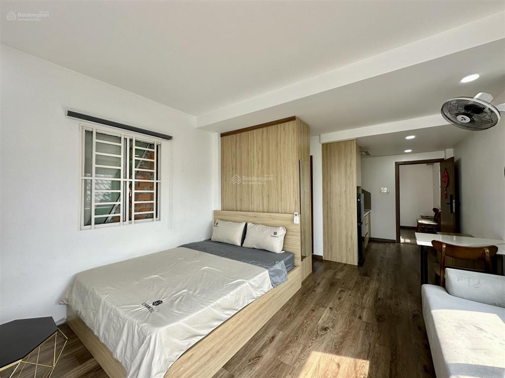 Thực tế  căn hộ studio có ban công siêu thoáng, thiết kế tối giản  gần sala, q1