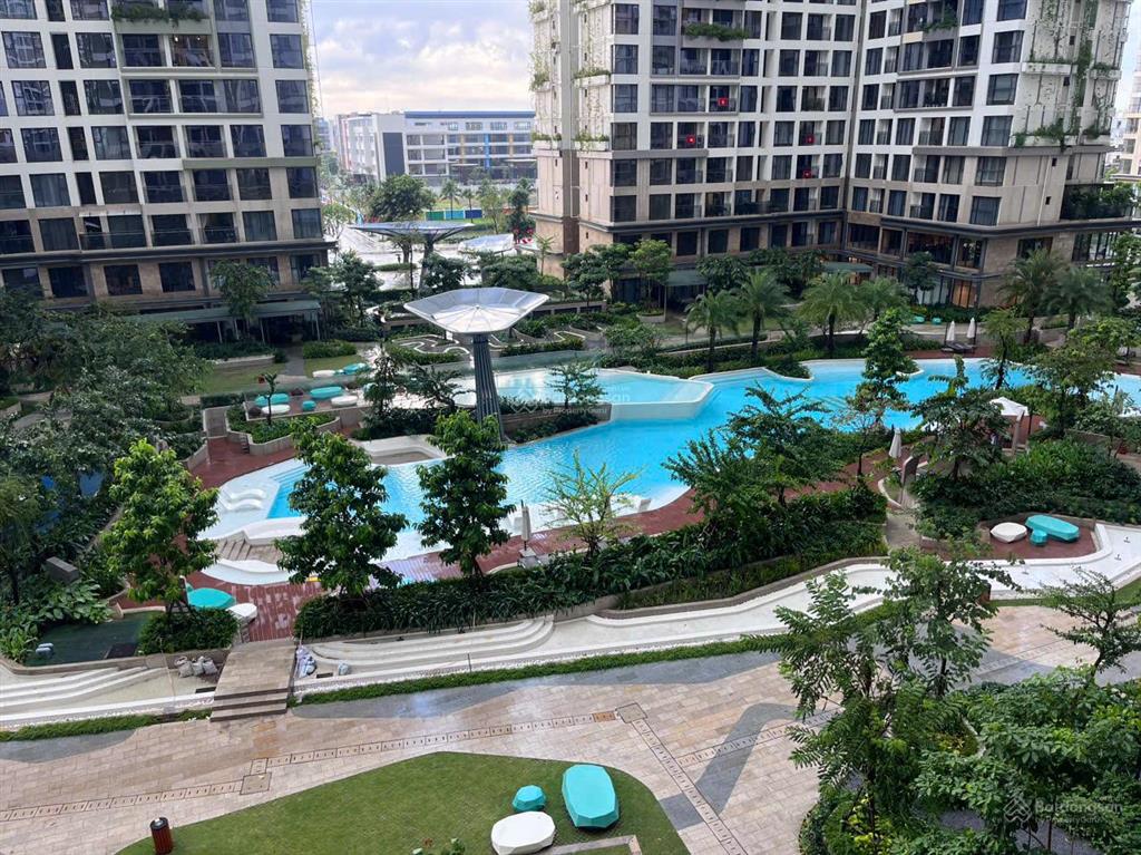 2pn góc tòa c, view trực diện hồ bơi  bán 4,5 tỷ  sẵn sổ đỏ, bán gấp trước tết