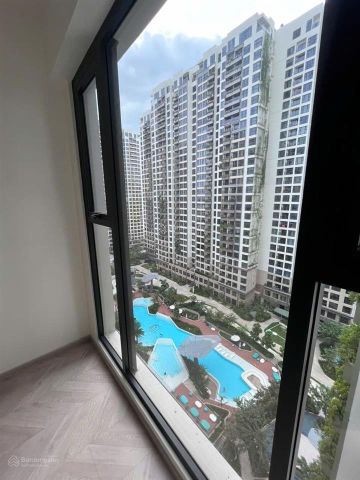 2pn góc tòa c, view trực diện hồ bơi  bán 4,5 tỷ  sẵn sổ đỏ, bán gấp trước tết
