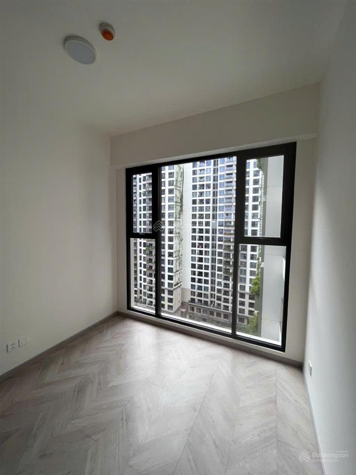 2pn góc tòa c, view trực diện hồ bơi  bán 4,5 tỷ  sẵn sổ đỏ, bán gấp trước tết