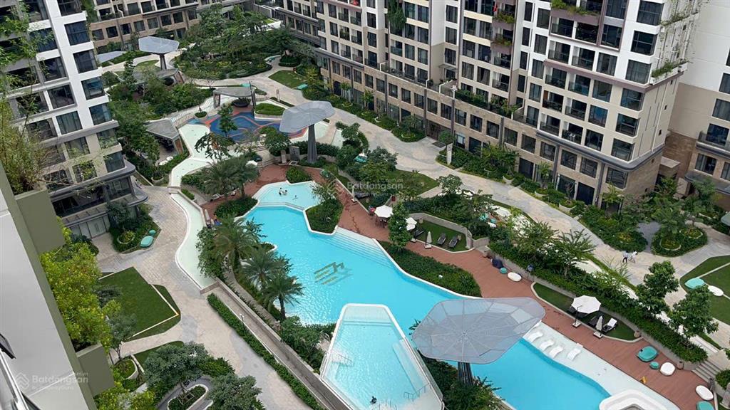 2pn góc tòa c, view trực diện hồ bơi  bán 4,5 tỷ  sẵn sổ đỏ, bán gấp trước tết