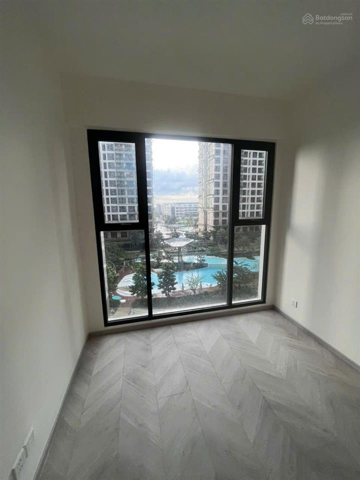 2pn góc tòa c, view trực diện hồ bơi  bán 4,5 tỷ  sẵn sổ đỏ, bán gấp trước tết