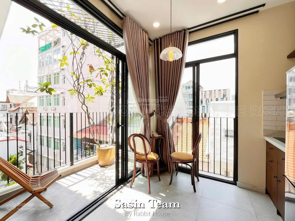 Căn hộ 1 phòng ngủ full nội thất cao cấp, ban công lớn lý tự trọng quận 1 gần chợ bến thành