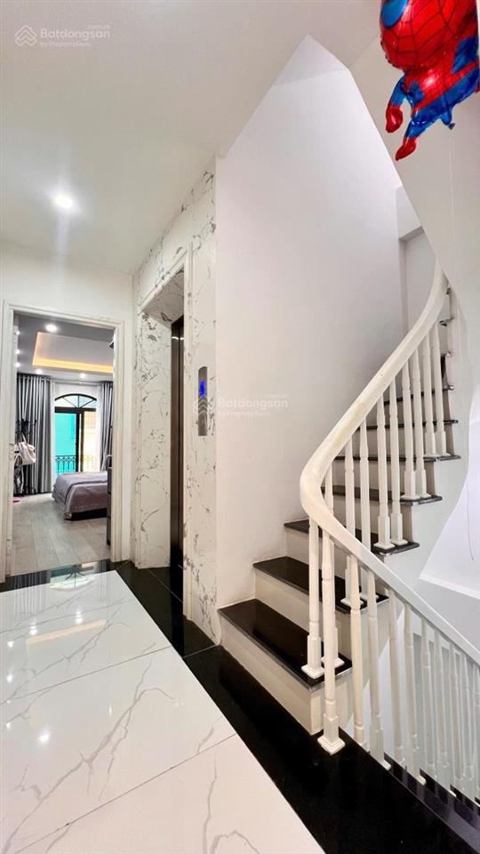 Nhà hoàng mai 7 tầng ô tô vào nhà gần hồ đền lừ. dt 39m² mt 3.4m