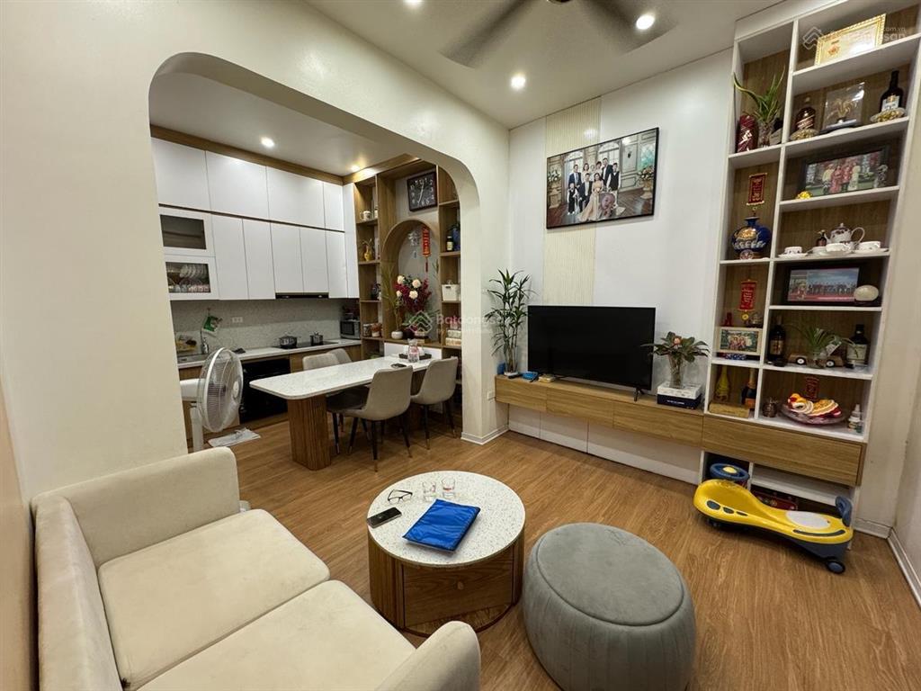 Gia đình cần bán nhà phố giáp bát  hoàng mai  44m²  5 tầng  mt 6.5m cực rộng