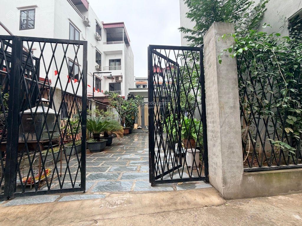 Bán đất tặng nhà vườn giáp phố việt hưng 160m2 mt 6m sân vườn hồ cá tuyệt đẹp ở sướng giáp vinhomes
