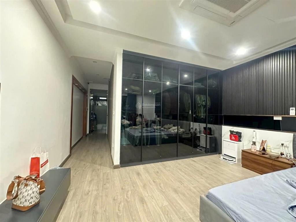 Bán nhà đẹp giang biên 73m thang máy 6 tầng vườn hoa trước mặt vỉa ô tô tránh đỗ ngày đêm ở sướng