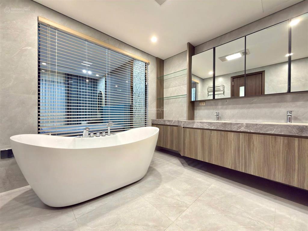 Nhà xây mới gia thuỵ nguyên văn cừ 60m 7 tầng 4 ngủ nội thất hiện đại ô tô vào gara giá 21 tỷ