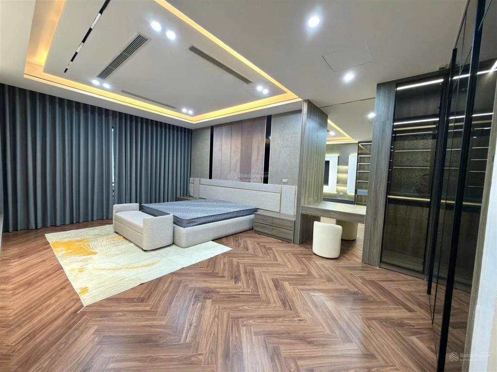 Nhà xây mới gia thuỵ nguyên văn cừ 60m 7 tầng 4 ngủ nội thất hiện đại ô tô vào gara giá 21 tỷ