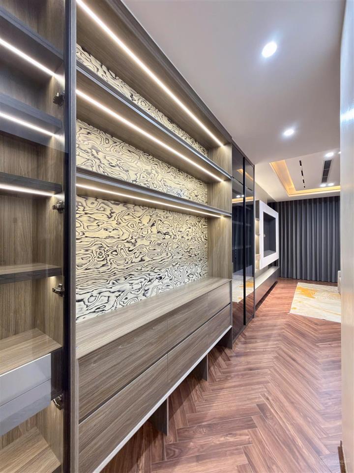 Nhà xây mới gia thuỵ nguyên văn cừ 60m 7 tầng 4 ngủ nội thất hiện đại ô tô vào gara giá 21 tỷ