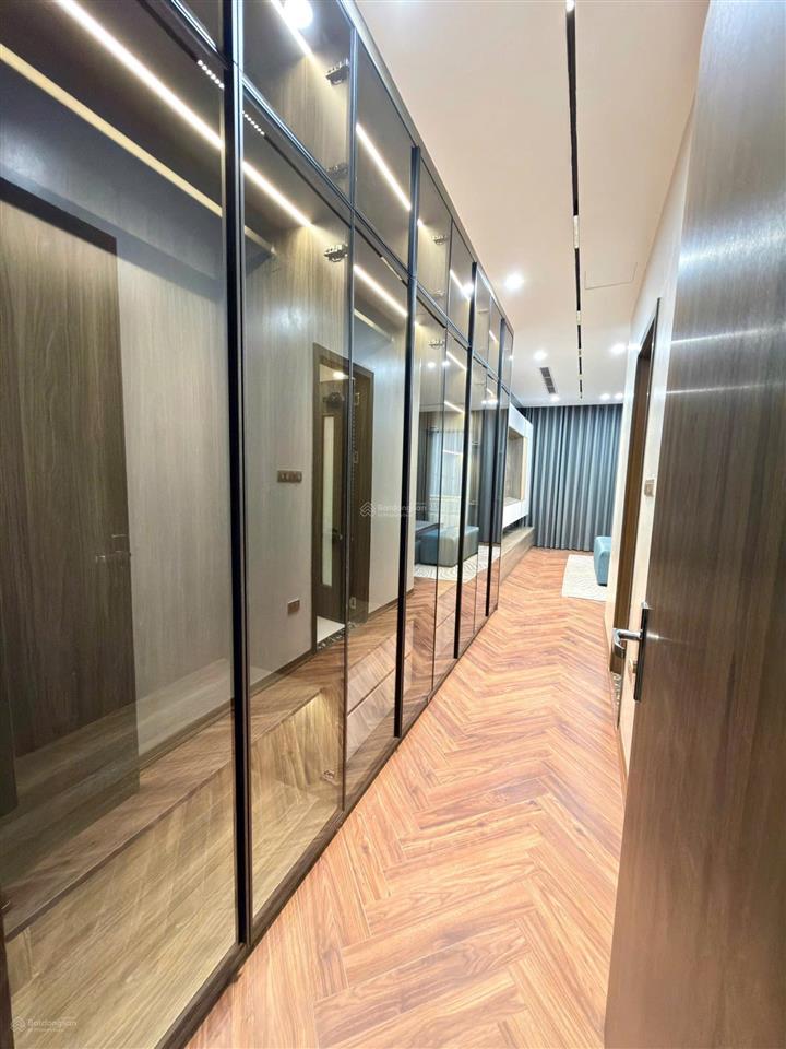 Nhà xây mới gia thuỵ nguyên văn cừ 60m 7 tầng 4 ngủ nội thất hiện đại ô tô vào gara giá 21 tỷ