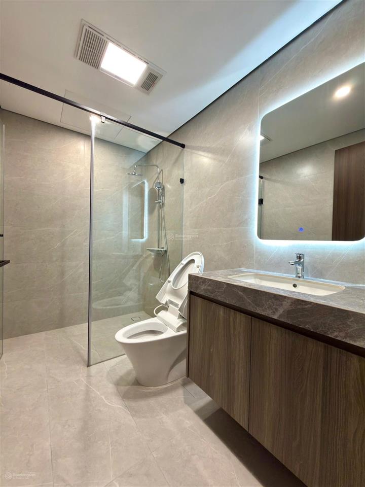 Nhà xây mới gia thuỵ nguyên văn cừ 60m 7 tầng 4 ngủ nội thất hiện đại ô tô vào gara giá 21 tỷ
