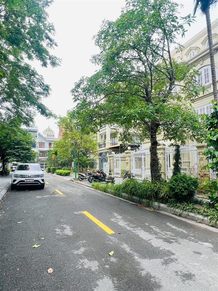 Bán biệt thự đơn lập bt8 việt hưng 240m, mặt tiền 14.35m, view vườn hoa, có thang máy, giá 79.5 tỷ
