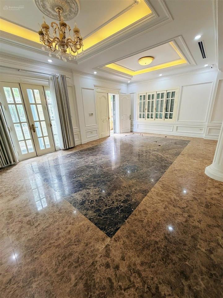 Bán biệt thự đơn lập bt8 việt hưng 240m, mặt tiền 14.35m, view vườn hoa, có thang máy, giá 79.5 tỷ